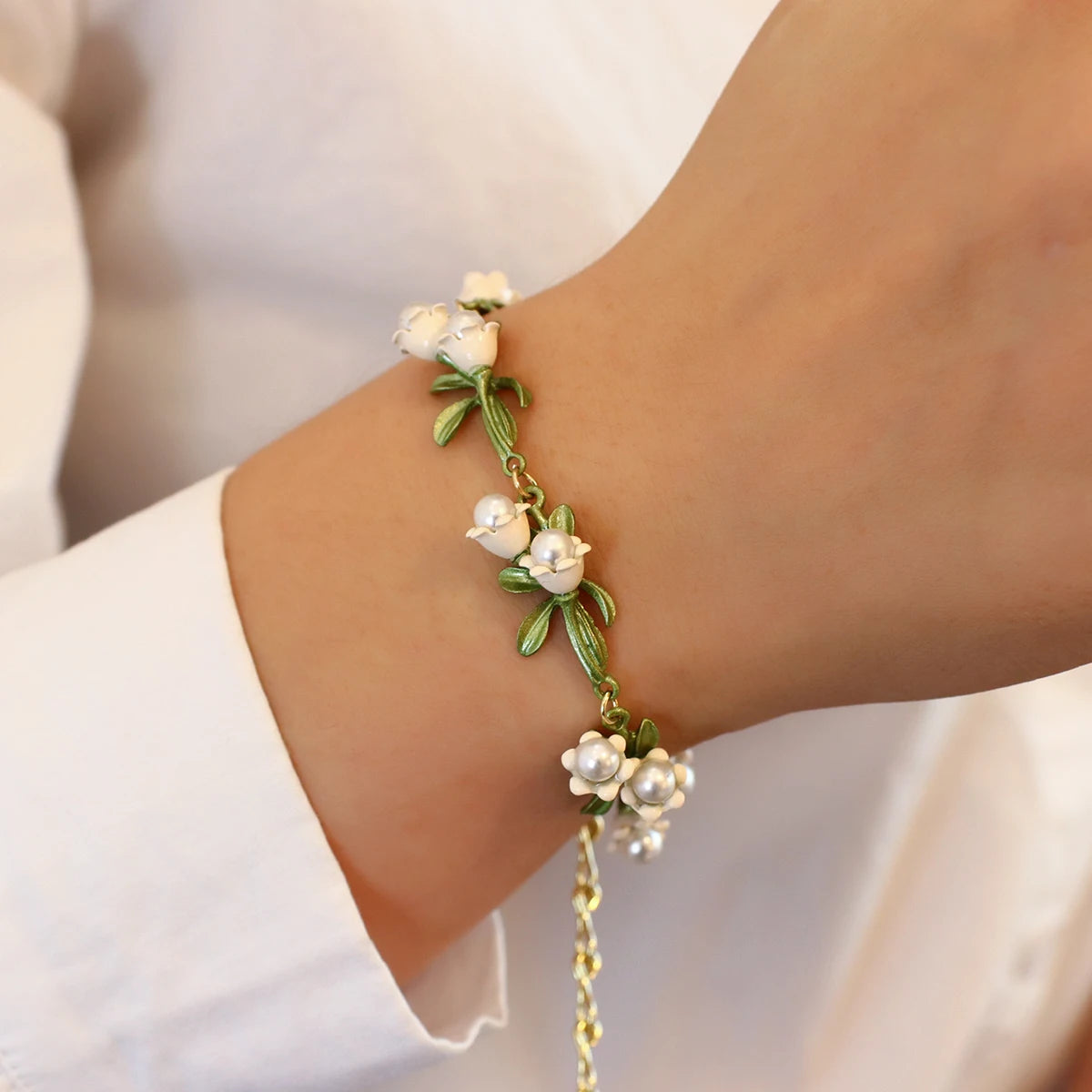 Elegant Bell Orchids Choker Necklaces for Women White Flowers Green Enamel Plant Pearl Necklace Wedding Jewelry Gift